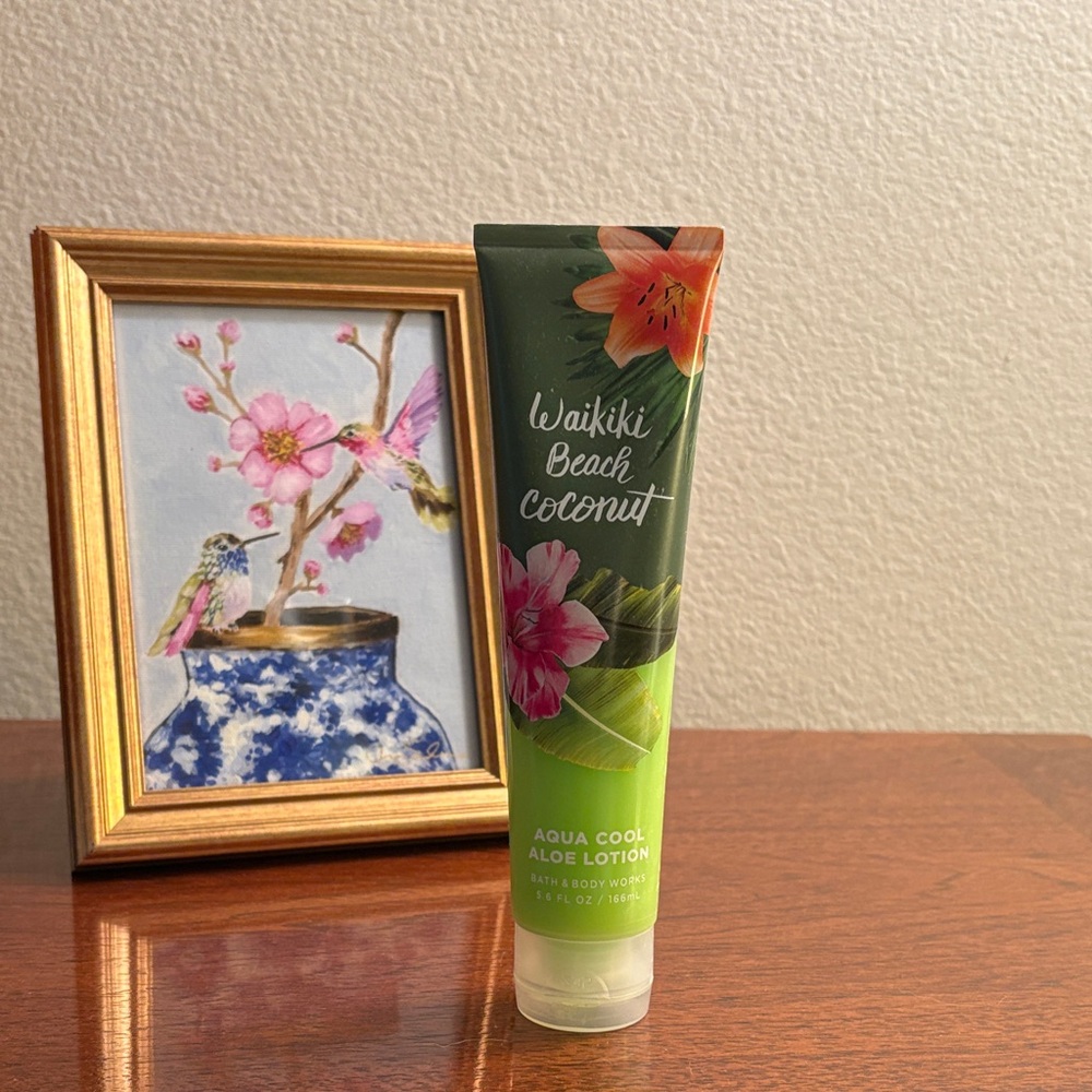 Bath & Body Works Waikiki Beach Coconut Lotion - Dark Green & Light Green